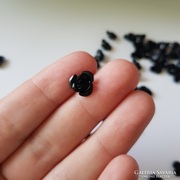 Új, fekete színű miniatűr fém rózsa dísz, díszítő elem darabra