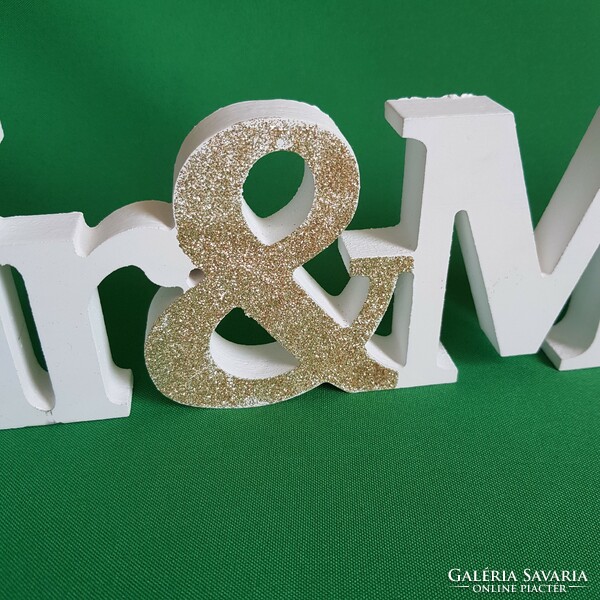 Új, fehér és arany csillámos Mr & Mrs asztali dísz, esküvői dekoráció
