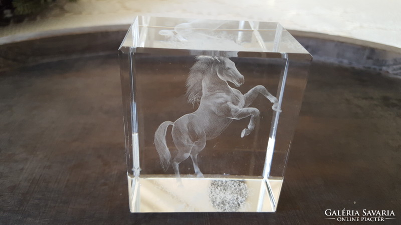 Valósághű 3D ágaskodó ló motívum,kristályüvegben