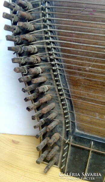 Handmade Styrian zither, unique antique piece, in condition to be restored. For a musical instrument collection