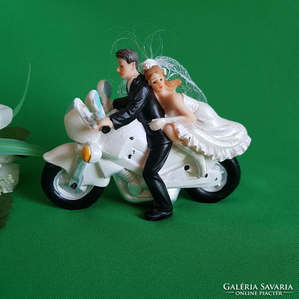 Új, motorozó nászpár esküvői tortadísz figura