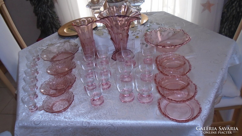 Vintage rózsa színű csiszolt üveg pohárkészlet és kínálók, vázák egyben