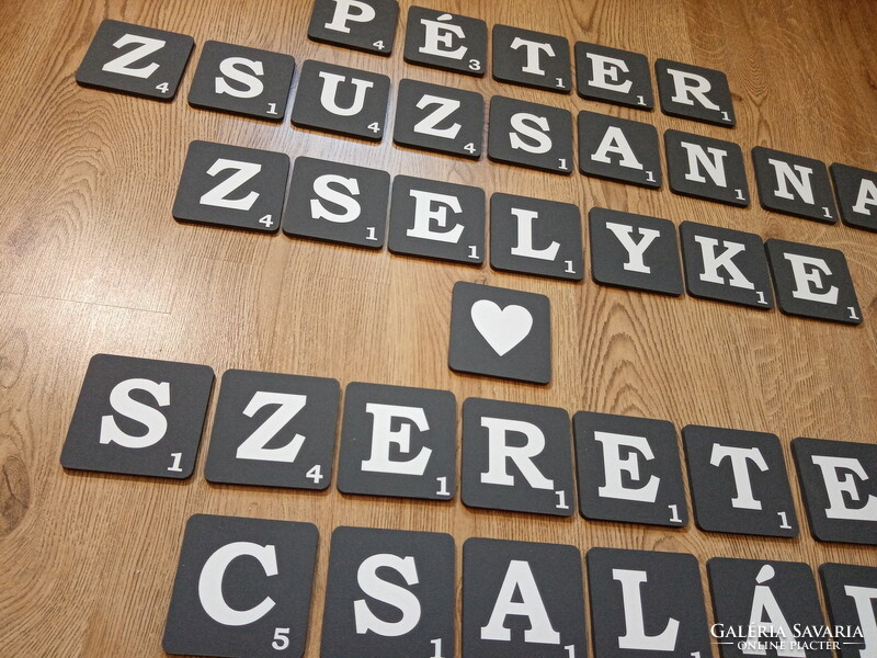 Scrabble jellegű családi névdekoráció, faldekoráció, betű