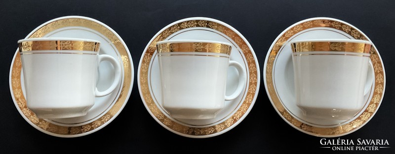 Alföldi 3 vitrin aranyszegélyes kávéscsésze és alj elegáns arany csíkos