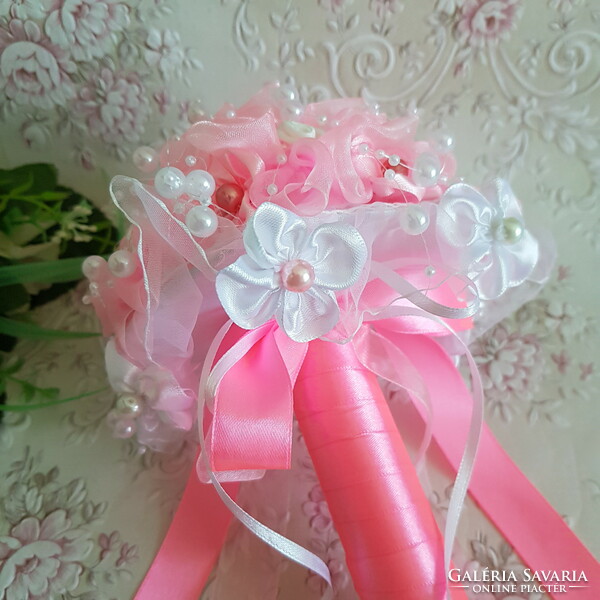 ÚJ, Egyedi készítésű hófehér-élénk rózsaszín menyasszonyi örökcsokor
