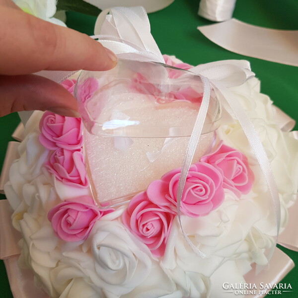 5 részes rózsaszín-fehér esküvői szett: menyasszonyi csokor, dobócsokor, gyűrűtartó, kitűző/bokréta