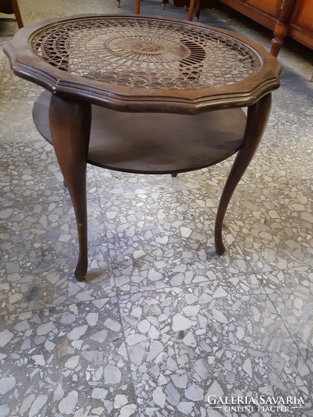 Baroque rattan table with a diameter of 60 cm and a height of 55 cm