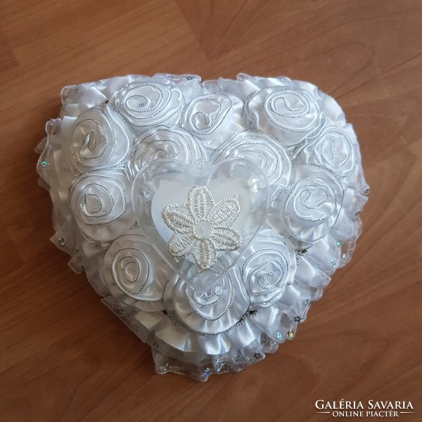 ÚJ, Egyedi készítésű Esküvői gyűrűpárna, szív alakú gyűrűtartó – hófehér, ezüst fonallal hímezve