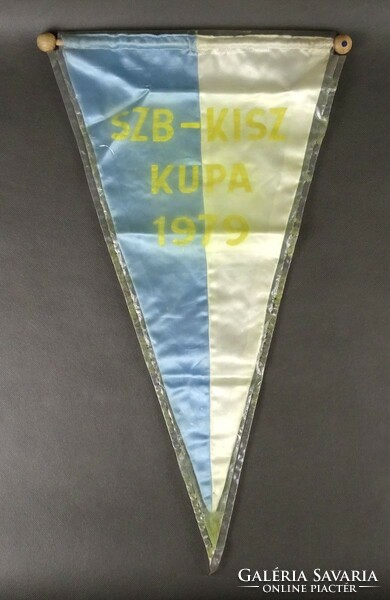 1Q020 SZB - KISZ KUPA 1979 kék fehér háromszög csapatzászló 33.5 x 55 cm