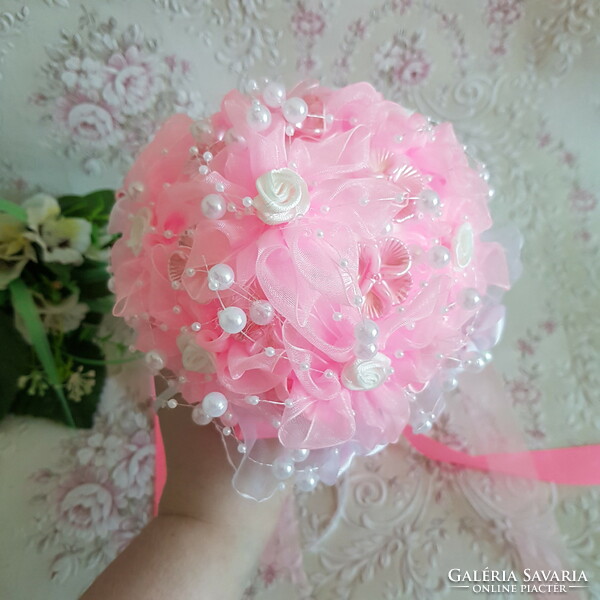ÚJ, Egyedi készítésű hófehér-élénk rózsaszín menyasszonyi örökcsokor