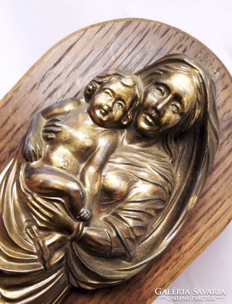 Madonna with Jesus. Can be hung on the wall with a wooden back plate with a pewter relief bronze coating. Baroque style