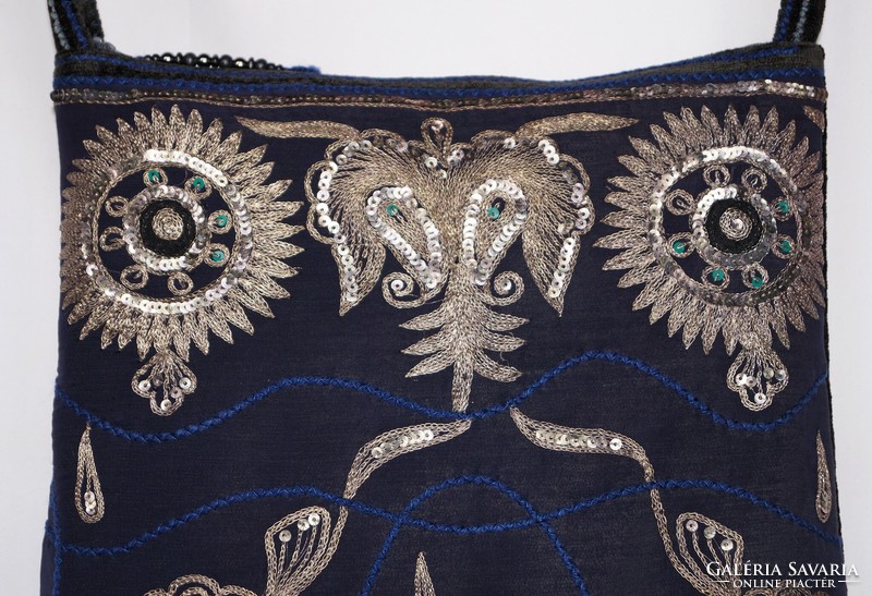 Kék, ezüst, virágos indiai száriból készült, kézzel hímzett, közepes méretű cipzáros női válltáska 2