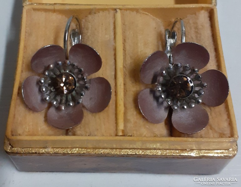 Flower-shaped hook-and-loop earrings in good condition, decorated with a sparkling stone in the middle