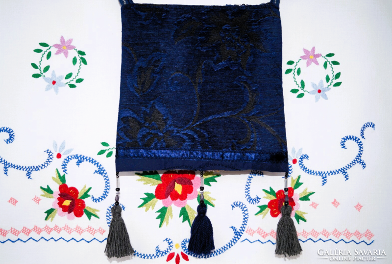 Kék, ezüst, virágos indiai száriból készült, kézzel hímzett, flitteres, kis méretű női válltáska