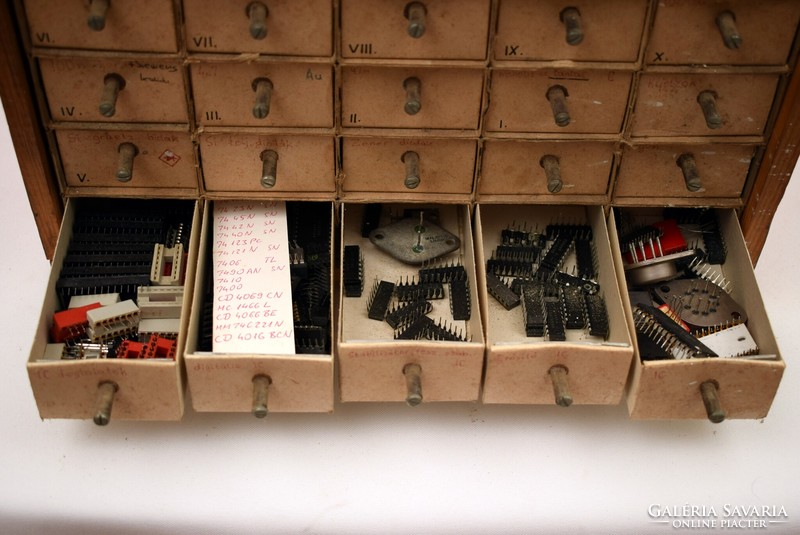 Mid century old retro radio or TV parts / condenser etc. / original trunk / more than 100