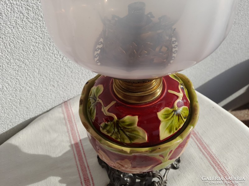 Szecessziós asztali petróleumlámpa, majolika, tulipán búra, eredeti rajta minden