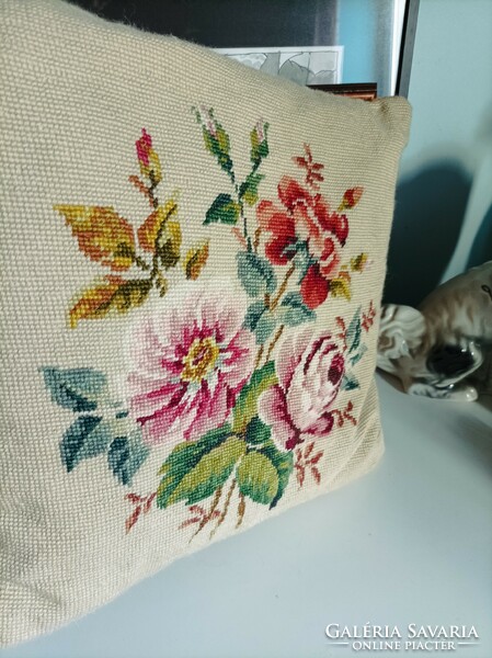 Very beautiful hand-embroidered floral decorative pillow, 40 x 40 cm