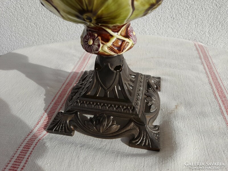 Szecessziós asztali petróleumlámpa, majolika, bíborszínű tulipán búra
