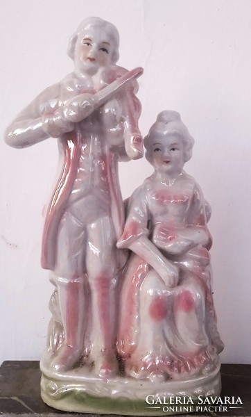 Porcelain couple with violin. Biedermeier. Figurative porcelain.