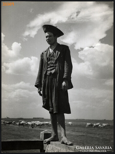 Nagyobb méret, Szendrő István fotóművészeti alkotása. Fiatal Gulyás, kalapban, 1930-as évek.