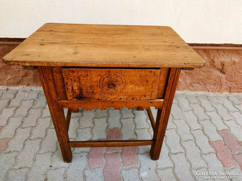 A curiosity! A very old table with an ancient Hungarian sun symbol, in good condition from the 1700s