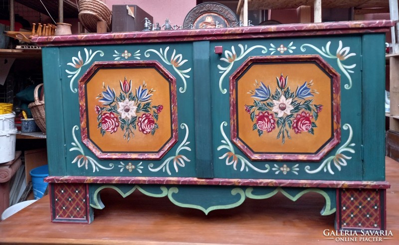 Beautiful hand-painted Swabian shelf chest..
