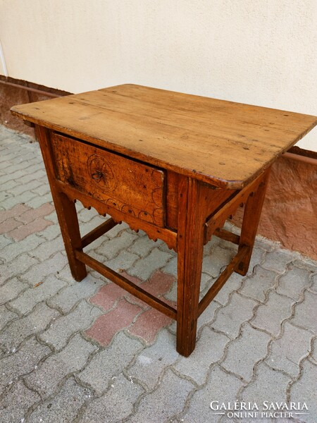 Kuriózum! Nagyon régi asztalka, ősi magyar nap szimbólummal, jó állapotban az 1700-as évekből