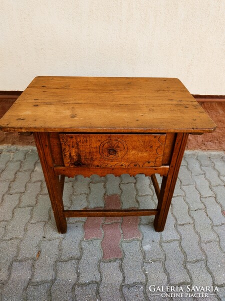A curiosity! A very old table with an ancient Hungarian sun symbol, in good condition from the 1700s