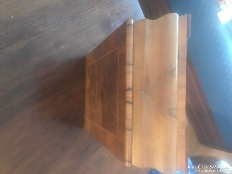 Retro fa doboz,varródoboz,selyem béléssel. XX. szd. közepe körül. 28x20x9 cm sérülésmentes.