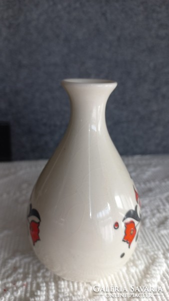 Zsolnay virágmintás jelzett kis porcelán váza, 12 X 7 cm, nyílása: 2,5 cm, talp átmérő: 4,5 cm