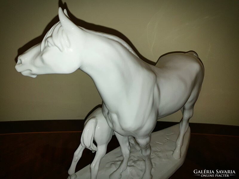 Nagyméretű Herendi fehér ló csikójával figura