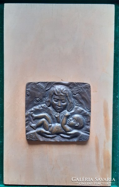 László Rajki: in a manger, bronze relief on a wooden sheet