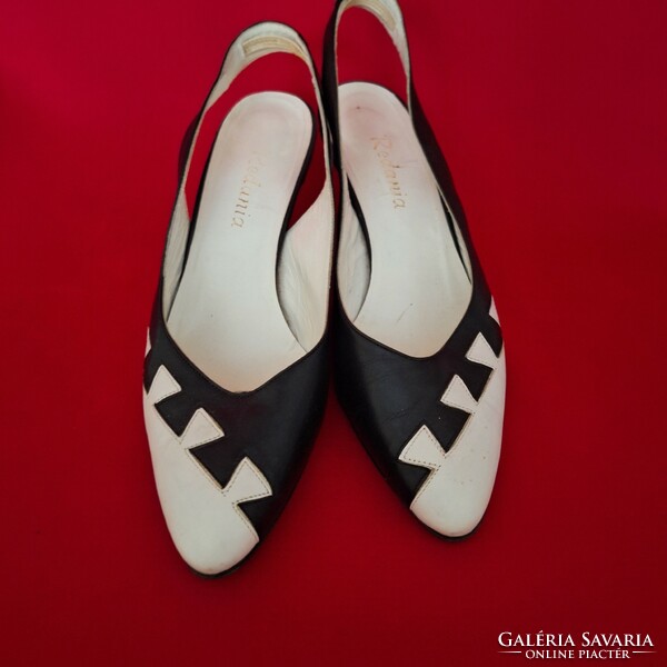 Vintage, olasz fekete- fehér női bőr cipő, hátul pántos.