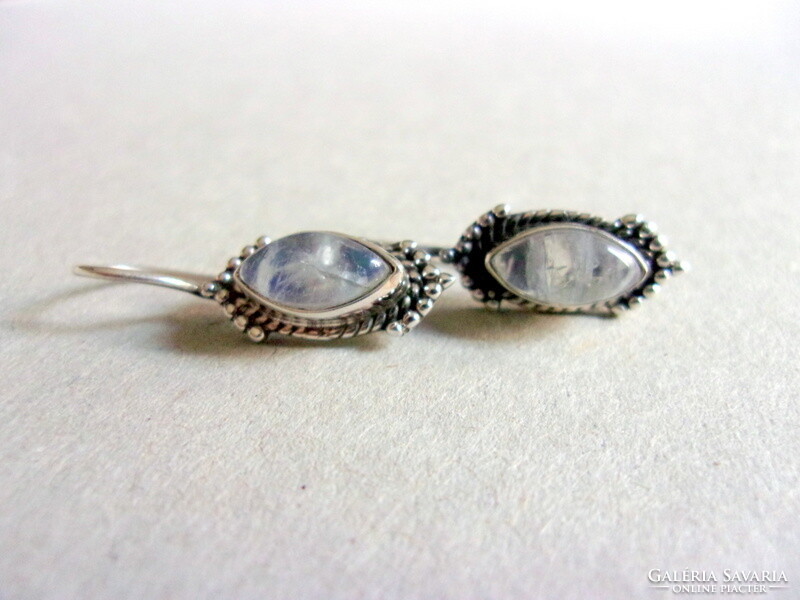 Silver earrings with moonstone decoration