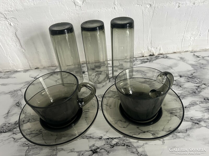 Füst színű üveg kávés csészék és likőrős vagy pálinkás poharak