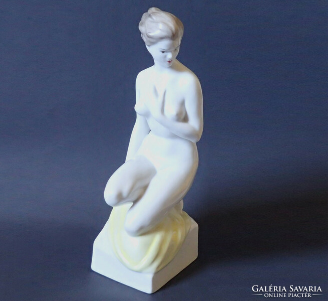 Hollóháza jelzett Art Deco meztelen nő hibátlan kézzel festett Hollóházi akt porcelán szobor figura