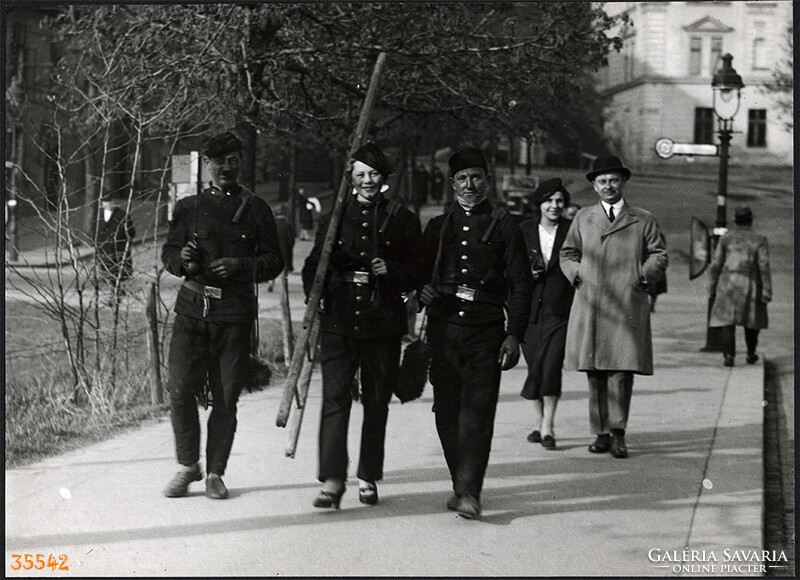 Nagyobb méret, Szendrő István fotóművészeti alkotása. Budapest, kéményseprők az utcán, 1930-as évek