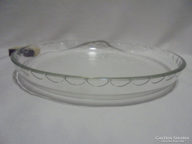 Pyrex heat-resistant glass bowl, serving bowl