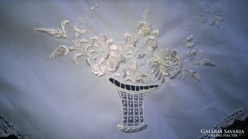 White matyó embroidered tablecloth in a circle with piko crochet border 90x90 cm