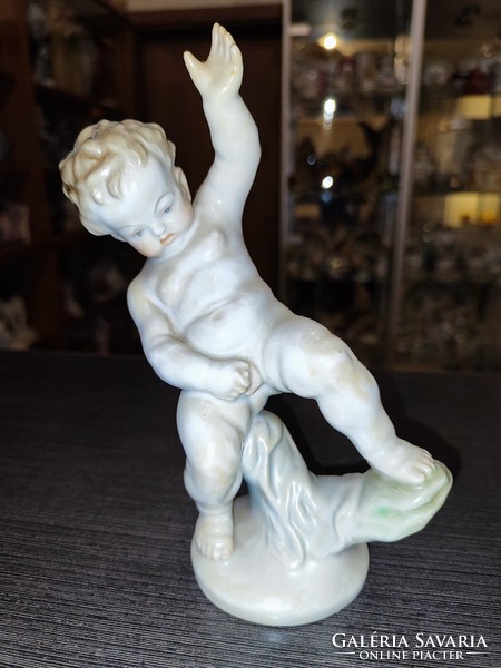Herend peeing putto