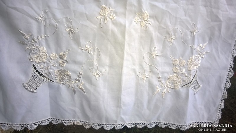 White matyó embroidered tablecloth in a circle with piko crochet border 90x90 cm