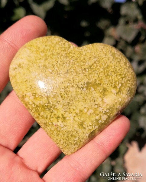 Serpentine heart, mineral crystal