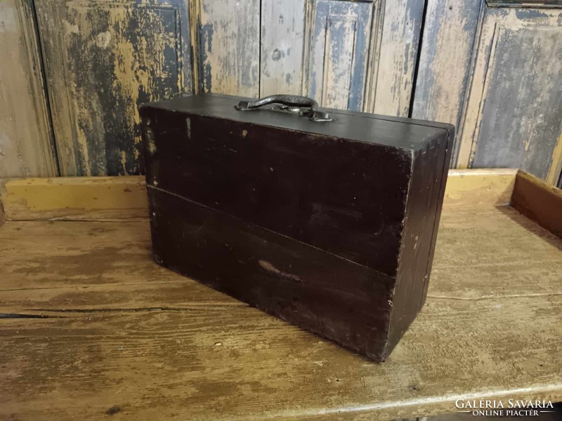 Fa utazó bőrönd, barna vintage utazó láda, koffer 20. század első feléből, kezelt, tisztított