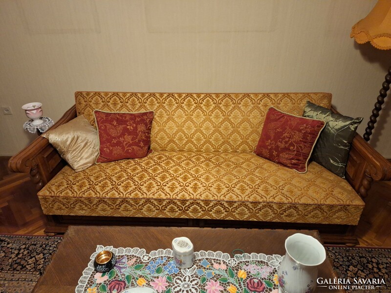 Ágyazható koloniál kanapé arany színű huzattal, kiváló állapotban