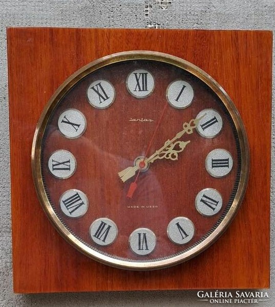 Yantar Russian art deco wall clock. Size: 24x24 cm.