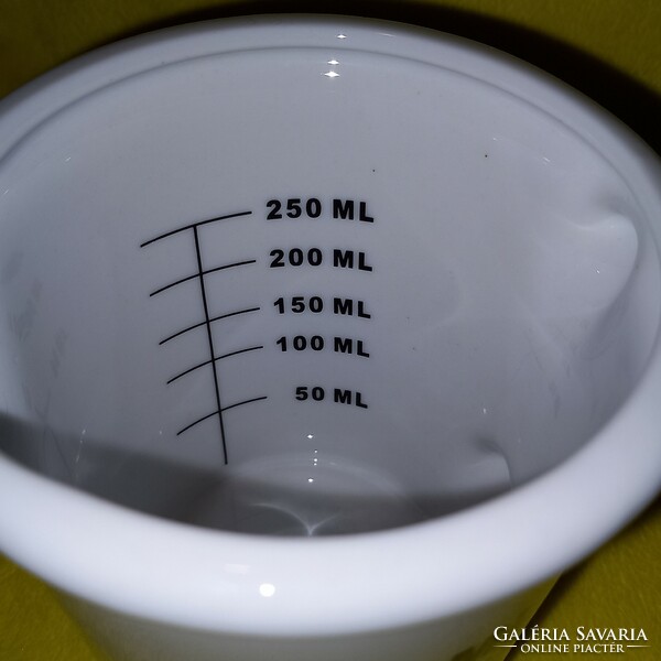 250 Ml stoneware measuring cup, apothecary or kitchen container, spout.