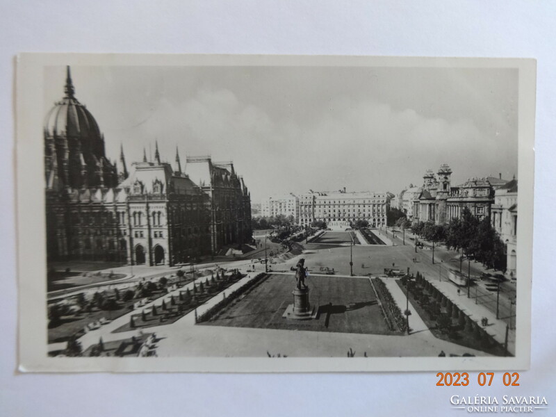 Régi képeslap: Budapest, Kossuth-tér a Parlamenttel