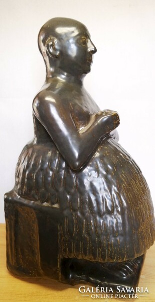Dudu Sumér írnok és pap. Ülő alakos kerámia szobor. A Bagdadi múzeumi darab alapján