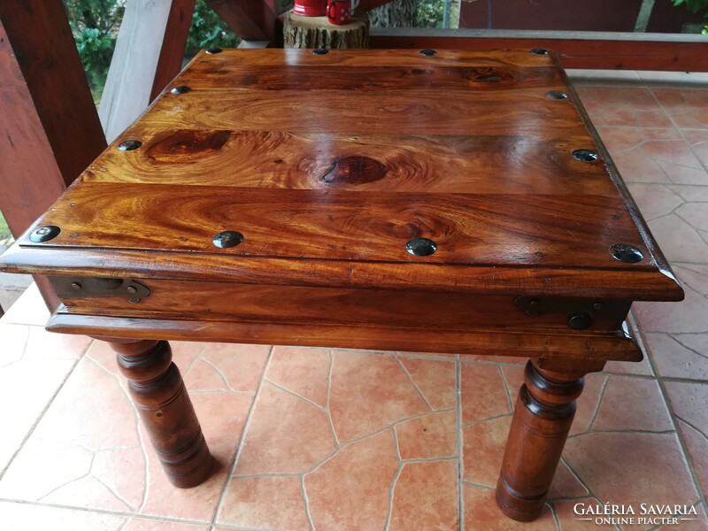Klasszikus stílusú,tömörfából fából készült asztal, 60*60*46 cm