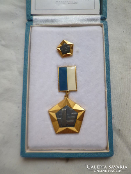 Old ministerial award for outstanding worker in the construction industry, 1972